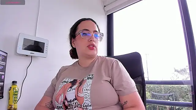 Snapshot of sussan_miller_ chatting on 11.20.25 sussan miller online show from 11.20.25