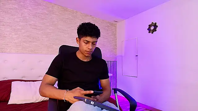 Snapshot of wagz chatting on 12.02.25 wagz online show from 12.02.25