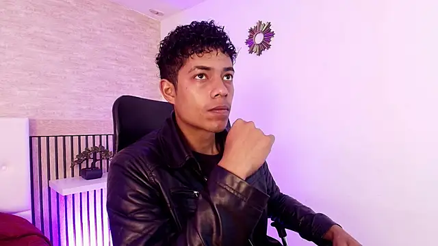 Snapshot of wagz chatting on 12.04.25 wagz online show from 12.04.25