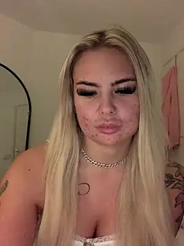 Snapshot of UKJuicyPrincess chatting on 12.22.24 UKJuicyPrincess online show from 12.22.24