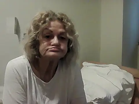 Snapshot of housewife_shantie chatting on 03.05.26 housewife shantie online show from 03.05.26