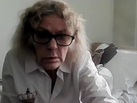 Snapshot of housewife_shantie chatting on 03.18.26 housewife shantie online show from 03.18.26