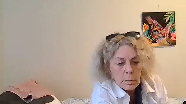 Snapshot of housewife_shantie chatting on 05.06.26 housewife shantie online show from 05.06.26
