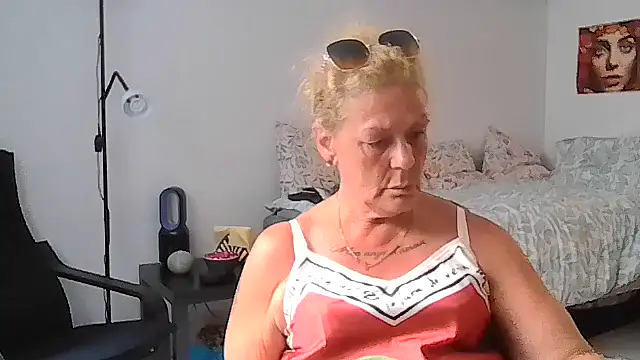 Snapshot of housewife_shantie chatting on 07.17.26 housewife shantie online show from 07.17.26