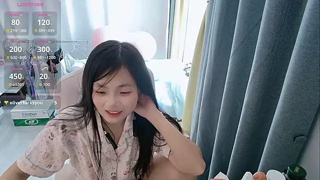 Snapshot of Lena-yyds chatting on 10.10.25 Lena-yyds online show from 10.10.25