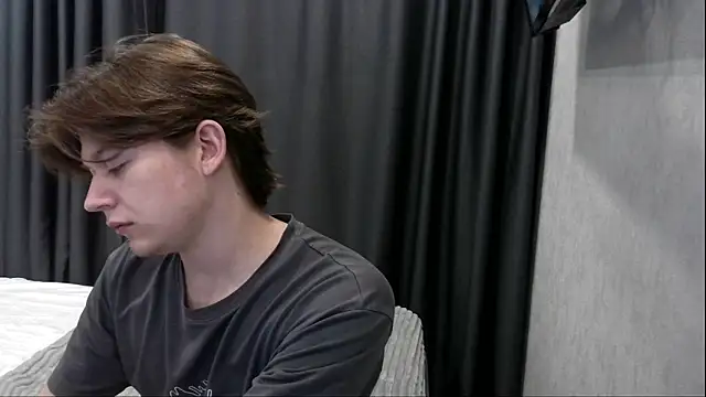 Snapshot of W_N_G_S chatting on 10.21.25 W N G S online show from 10.21.25