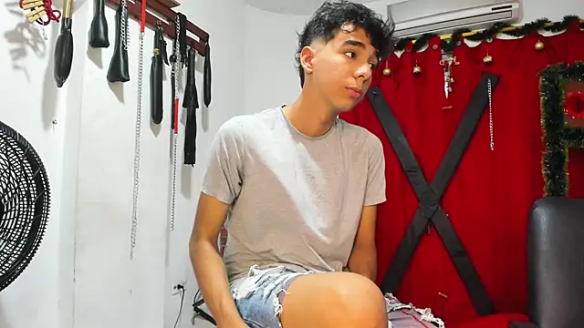 Snapshot of Harry_LatinBoy chatting on 12.08.24 Harry LatinBoy online show from 12.08.24