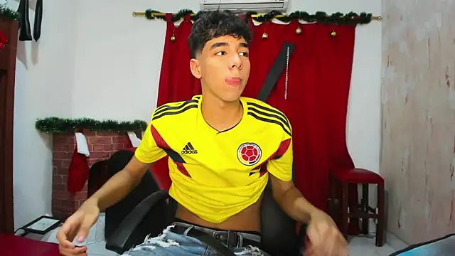 Snapshot of Harry_LatinBoy chatting on 12.11.24 Harry LatinBoy online show from 12.11.24