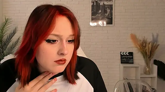 Snapshot of EdlaHatter chatting on 12.04.24 EdlaHatter online show from 12.04.24