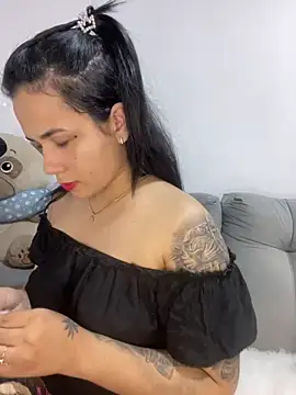 Snapshot of Leyna_Kenet chatting on 12.11.24 Leyna Kenet online show from 12.11.24