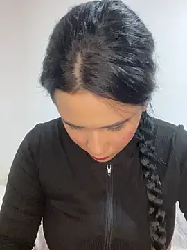 Snapshot of Leyna_Kenet chatting on 02.12.25 Leyna Kenet online show from 02.12.25