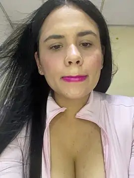Snapshot of Leyna_Kenet chatting on 05.17.26 Leyna Kenet online show from 05.17.26