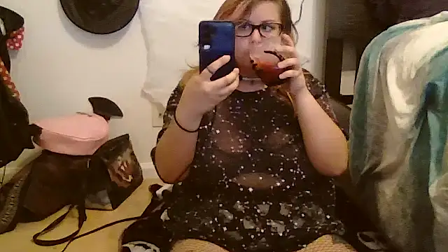 Snapshot of HoneyBear19 chatting on 10.17.25 HoneyBear19 online show from 10.17.25