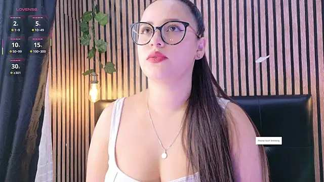 Snapshot of Victoria_Ponce1 chatting on 10.18.25 Victoria Ponce1 online show from 10.18.25