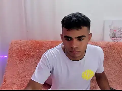 Snapshot of alessandro_2005 chatting on 02.03.25 alessandro 2005 online show from 02.03.25