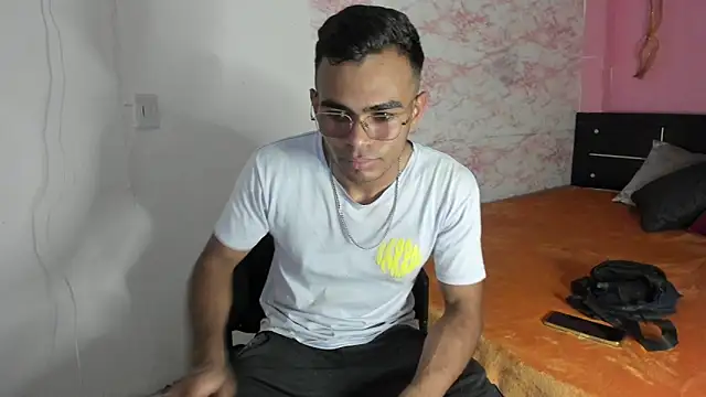 Snapshot of alessandro_2005 chatting on 02.03.25 alessandro 2005 online show from 02.03.25