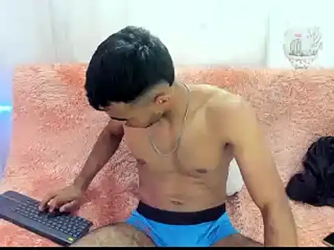 Snapshot of alessandro_2005 chatting on 02.04.25 alessandro 2005 online show from 02.04.25