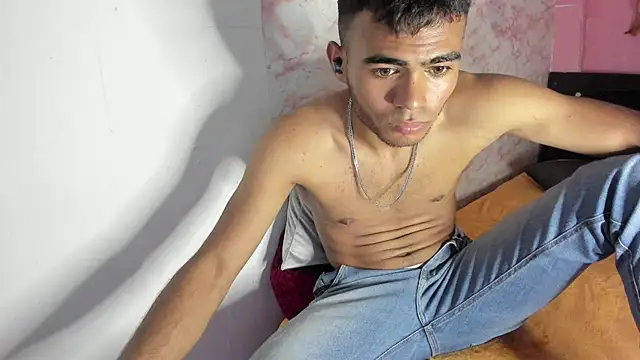 Snapshot of alessandro_2005 chatting on 02.06.25 alessandro 2005 online show from 02.06.25