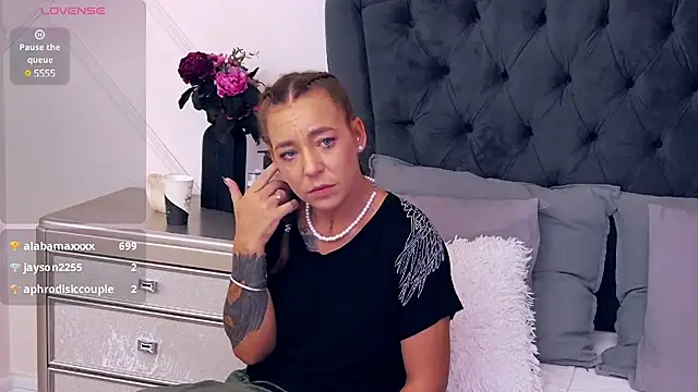 Snapshot of KatyNolan chatting on 02.08.25 KatyNolan online show from 02.08.25