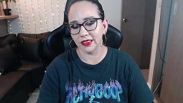 Snapshot of ashleylove_prg chatting on 12.22.24 ashleylove prg online show from 12.22.24