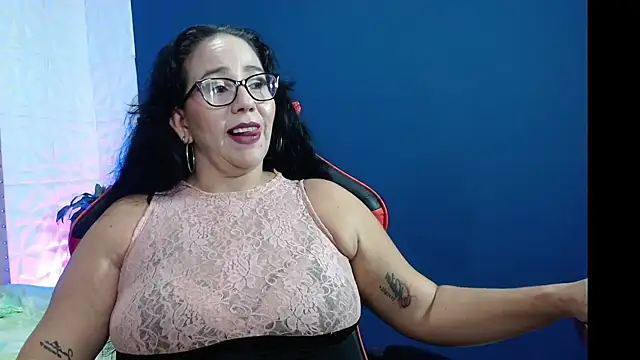 Snapshot of ashleylove_prg chatting on 12.29.24 ashleylove prg online show from 12.29.24