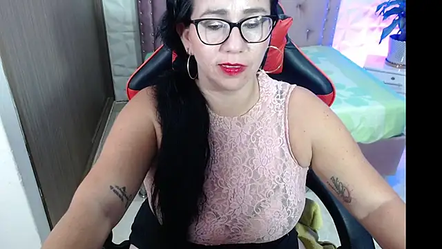 Snapshot of ashleylove_prg chatting on 12.29.24 ashleylove prg online show from 12.29.24