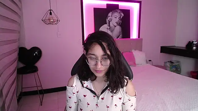 Snapshot of Lili_Gomez_ chatting on 12.21.24 Lili Gomez online show from 12.21.24