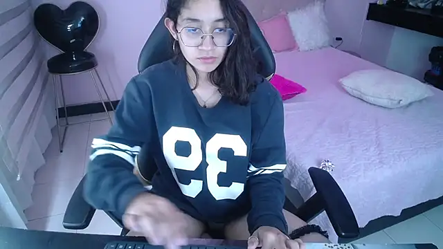Snapshot of Lili_Gomez_ chatting on 12.30.24 Lili Gomez online show from 12.30.24