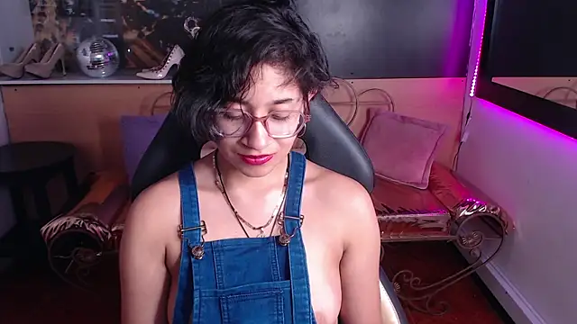 Snapshot of Lili_Gomez_ chatting on 10.07.25 Lili Gomez online show from 10.07.25