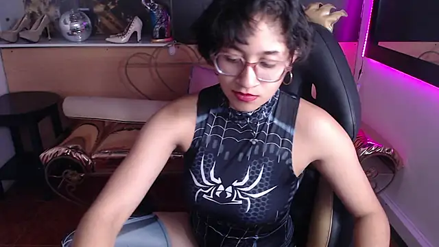 Snapshot of Lili_Gomez_ chatting on 10.09.25 Lili Gomez online show from 10.09.25