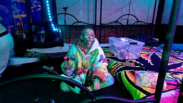 Snapshot of Stonermama666420 chatting on 10.09.25 Stonermama666420 online show from 10.09.25