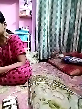 Snapshot of sweety_telugu_couple2027 chatting on 03.22.25 sweety telugu couple2027 online show from 03.22.25