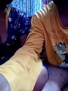 Snapshot of sweety_telugu_couple2027 chatting on 10.23.25 sweety telugu couple2027 online show from 10.23.25