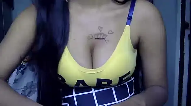 Snapshot of hinaa_khan chatting on 12.20.24 hinaa khan online show from 12.20.24