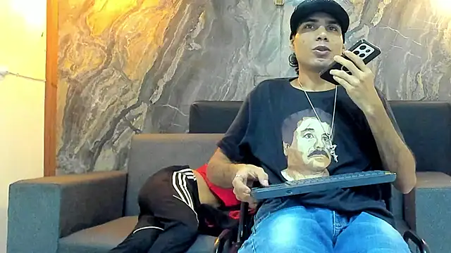 Snapshot of Duodreamhot chatting on 12.21.24 Duodreamhot online show from 12.21.24
