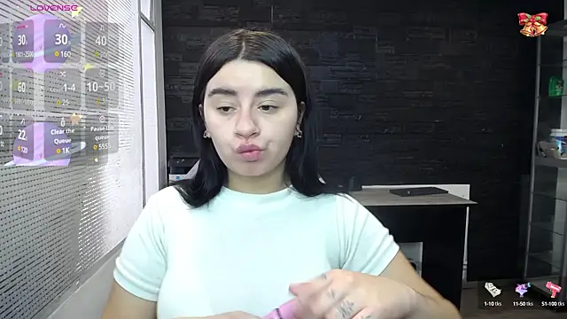 Snapshot of SaraBraun_ chatting on 12.21.24 SaraBraun online show from 12.21.24