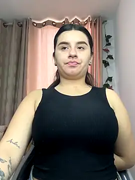 Snapshot of SaraBraun_ chatting on 10.10.25 SaraBraun online show from 10.10.25