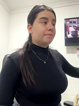 Snapshot of SaraBraun_ chatting on 10.31.25 SaraBraun online show from 10.31.25