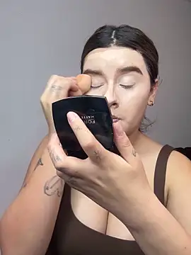 Snapshot of SaraBraun_ chatting on 12.18.25 SaraBraun online show from 12.18.25