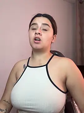 Snapshot of SaraBraun_ chatting on 12.20.25 SaraBraun online show from 12.20.25