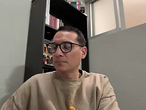 Snapshot of alex_ruiz85 chatting on 06.16.26 alex ruiz85 online show from 06.16.26