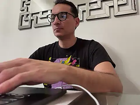 Snapshot of alex_ruiz85 chatting on 06.18.26 alex ruiz85 online show from 06.18.26