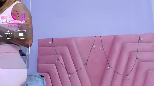 Snapshot of kinkyandsavage chatting on 02.01.26 kinkyandsavage online show from 02.01.26