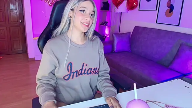 EmmaJhonnsson online show from 02.04.25