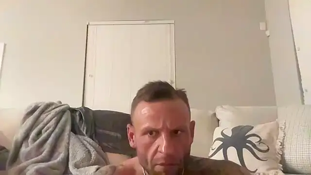 Snapshot of heavyhitta83 chatting on 01.14.25 heavyhitta83 online show from 01.14.25