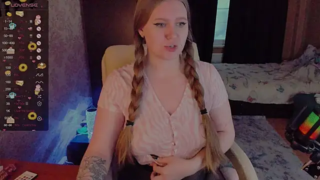 Snapshot of Alice_Dreamgirl_ chatting on 12.23.24 Alice Dreamgirl  online show from 12.23.24