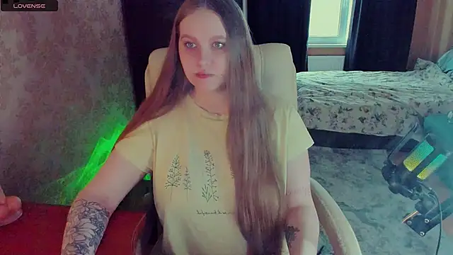 Snapshot of Alice_Dreamgirl_ chatting on 02.08.25 Alice Dreamgirl  online show from 02.08.25