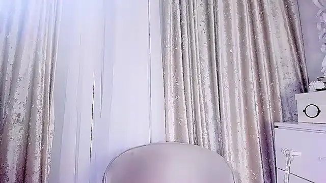 Snapshot of sweetdream_eva chatting on 12.19.24 sweetdream eva online show from 12.19.24