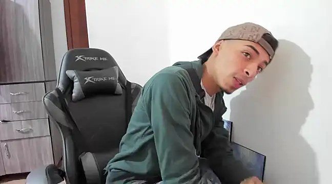 Snapshot of twink_latino5 chatting on 03.18.25 twink latino5 online show from 03.18.25