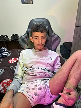 Snapshot of twink_latino5 chatting on 10.14.25 twink latino5 online show from 10.14.25